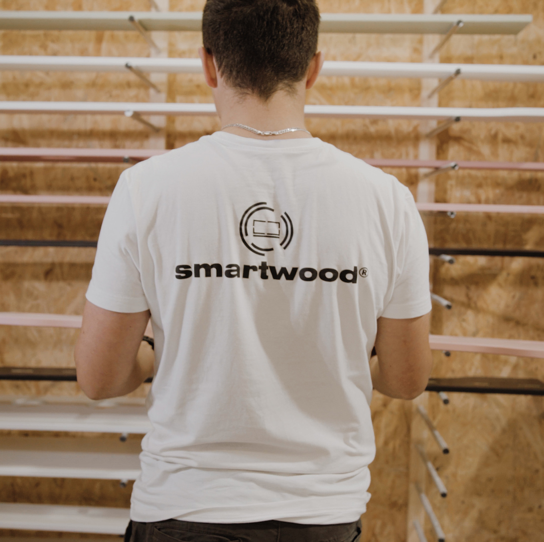 Eine Person im weißen T-Shirt mit der Aufschrift Smartwood